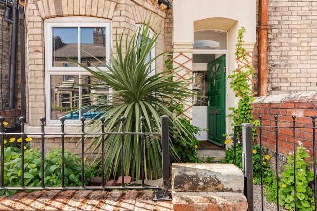 Lovely 2 bed Victorian terrace w/parking + garden Main Photo