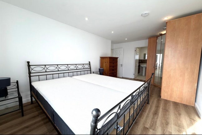 Rooms in Riverside  | Near DLR station Main Photo