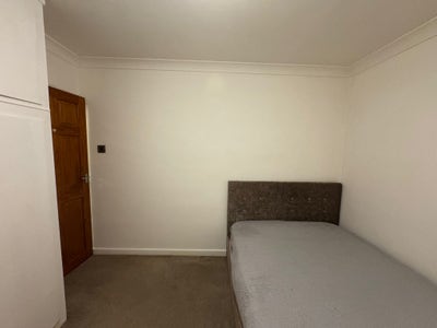 Spacious room available  Main Photo