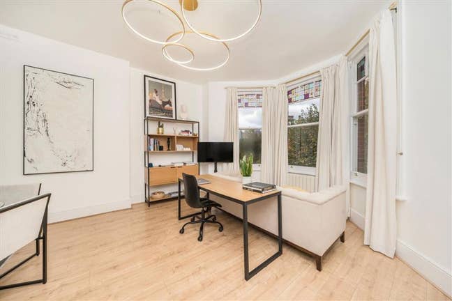 Luxurious Renovated 1-Bed Flat wWith Shared Garden Main Photo