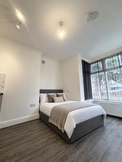 Brand New Studio with Ensuite & Kitchenette,Walton Main Photo
