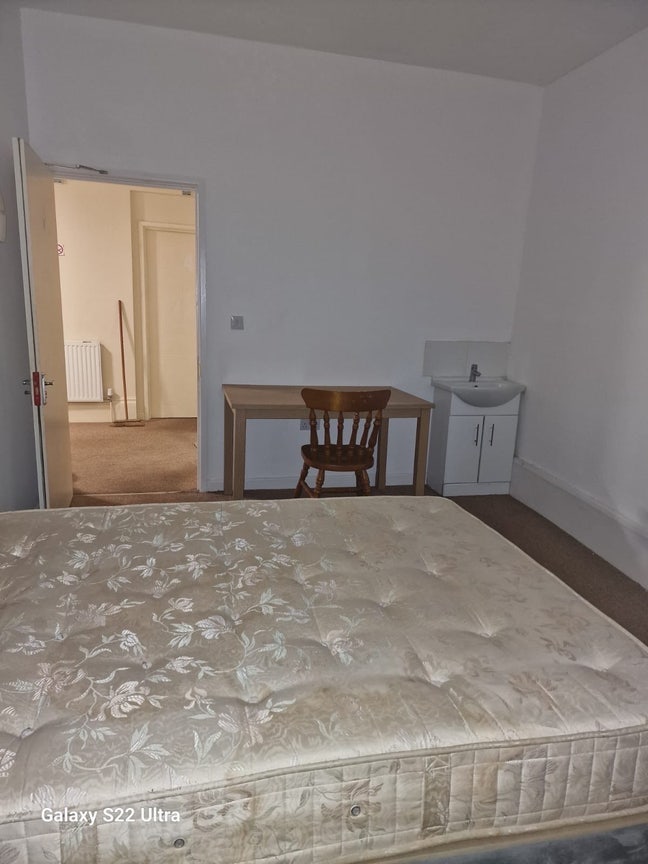 Room to Rent chard high street  Main Photo