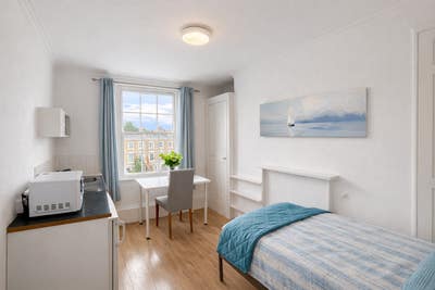 Single Bedsit with Natural Light in SW3 Main Photo