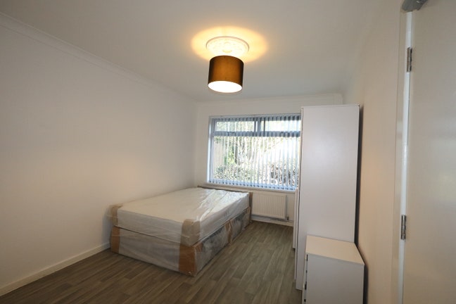 Large en-suite double room with own kitchenette S6 Main Photo