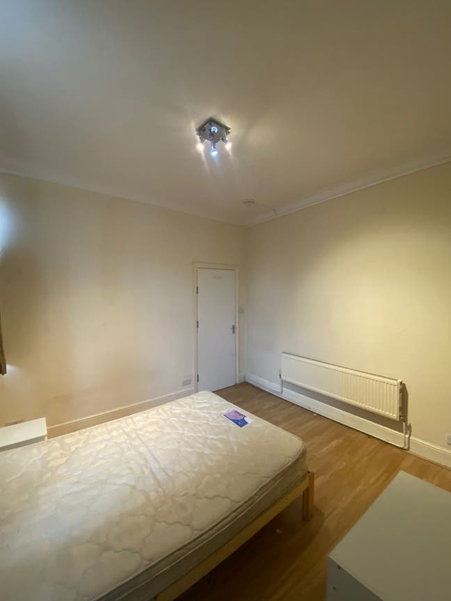 Spacious double-bed room available,Hendon Central  Main Photo