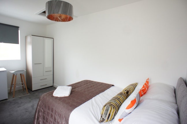 Modern double bedroom w/ensuite bathroom in DY1  Main Photo
