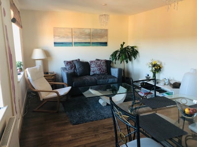 Bright + Spacious 1-bed flat in lively Barkingside Main Photo