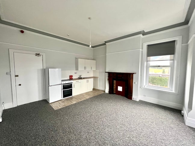 Unfurnished Studio Room with Kitchenette - Malvern Main Photo