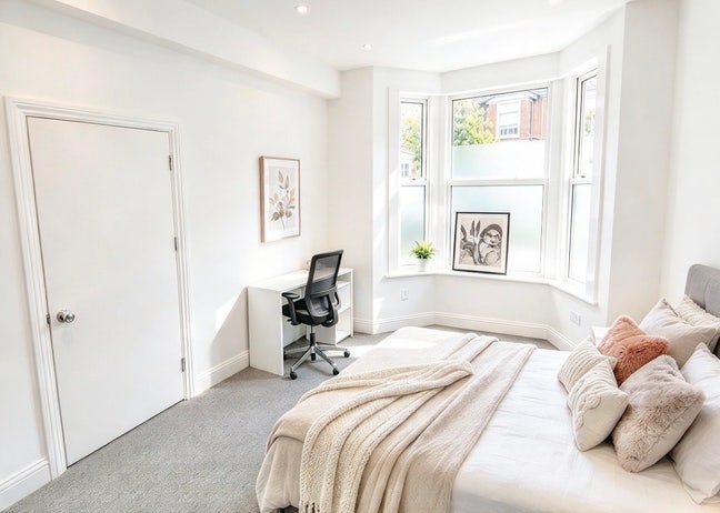 3 Comfy Rooms - High Demand! Amenities Available! Main Photo