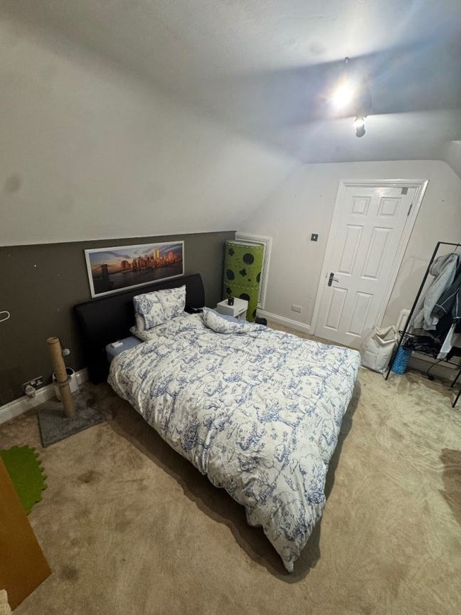 Spacious En-Suite Room with Home Office in IG8 Main Photo