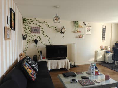 Spacious furnished double bed room available. Main Photo