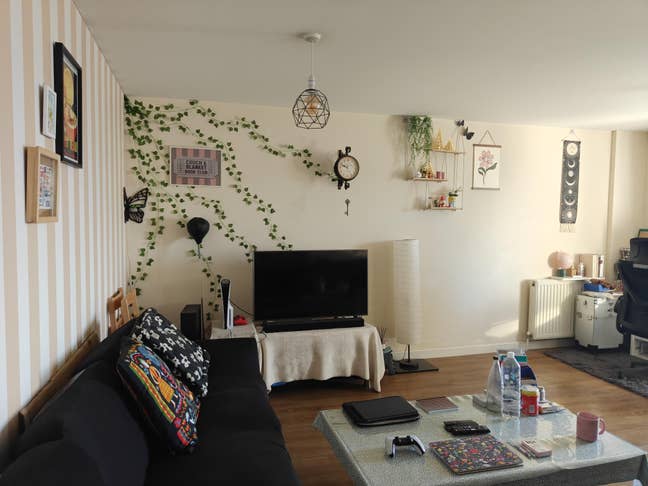 Spacious furnished double bed room available. Main Photo