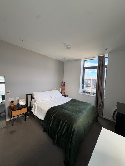 Double en-suite in girly Stratford flat Main Photo