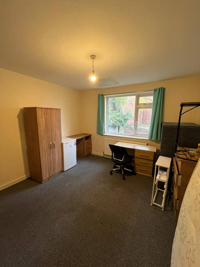 Hyde Park- Double Bedroom- Available Now- SPACIOUS Main Photo