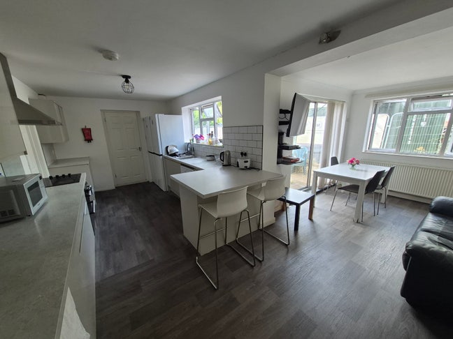 &pound;695 Double: Close to Royal Surrey GU2 8Lu  Main Photo