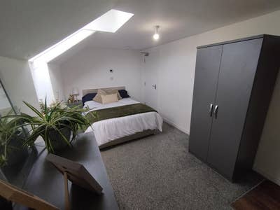 Stunning Large Attic Room Main Photo