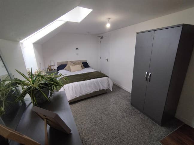 Stunning Large Attic Room Main Photo