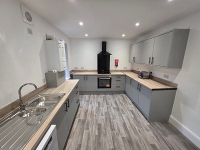 🔥 6 Rooms Available Now, 3 En-Suite! 👀 Main Photo