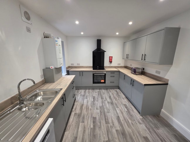 🔥 6 Rooms Available Now, 3 En-Suite! 👀 Main Photo