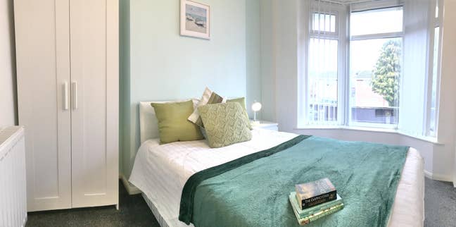 Near Bentley * off Road Parking * 4 Bed Hmo Main Photo