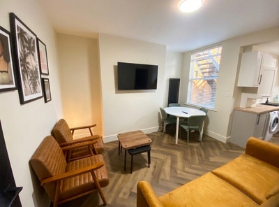 Final Double Room Available in Refurbished House! Main Photo