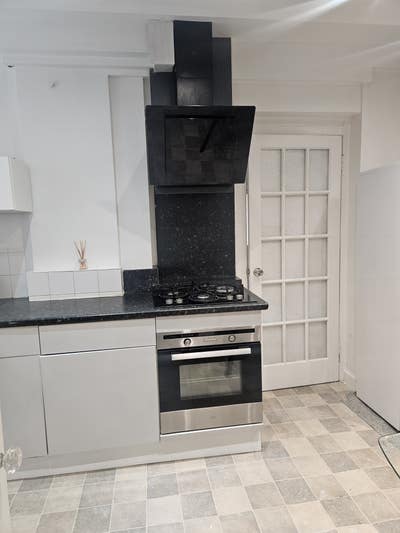 Large BEDSIT  with  own access to garden  Main Photo