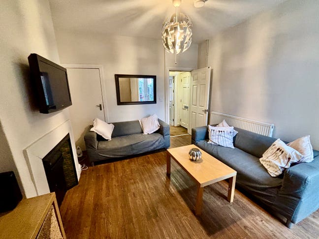 Affordable Room in Friendly House Share Main Photo