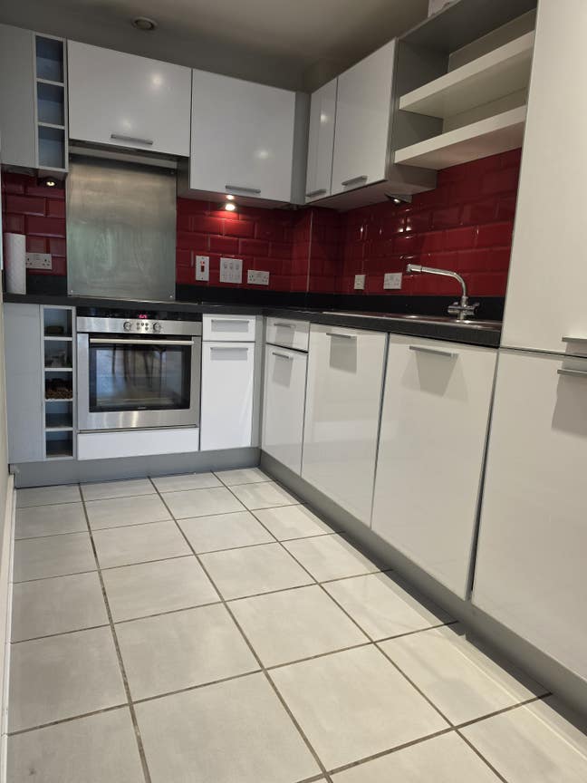 1 Bed Modern Apartment with Balcony Main Photo