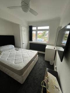 Roundhay-Double Spacious Perfect Bedroom-Available Main Photo