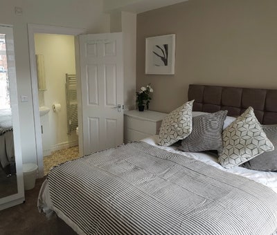 Ensuite * T.V. * near town, bus & train stations  Main Photo