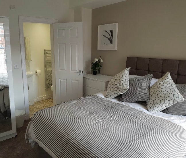 Ensuite * T.V. * near town, bus & train stations  Main Photo