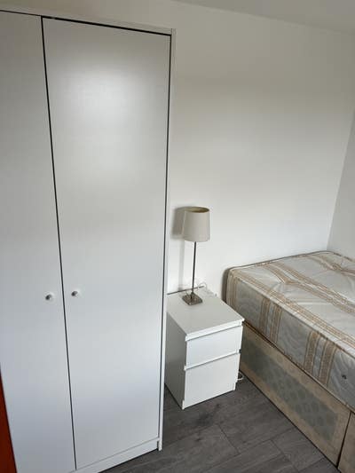 Small single room in modern house, 4 min walk tube Main Photo