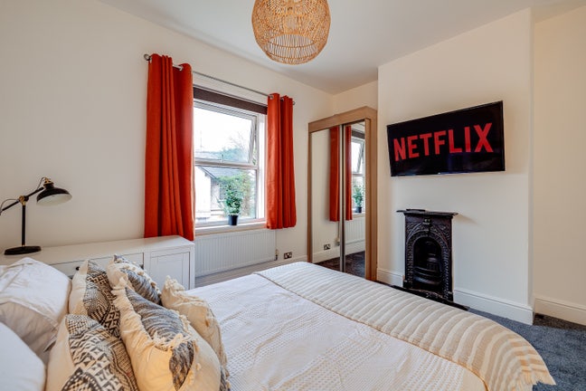 Large En-Suite - Quiet Friendly Warm Home. Parking Main Photo