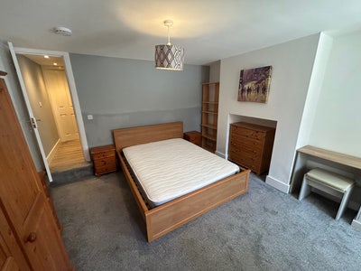 Large double room with en suite close to city cent Main Photo
