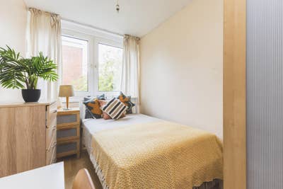 New 2 Bedrooms / 2 Bath / Reception / Garden Main Photo