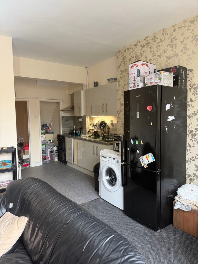 Double Room Available for Rent Main Photo