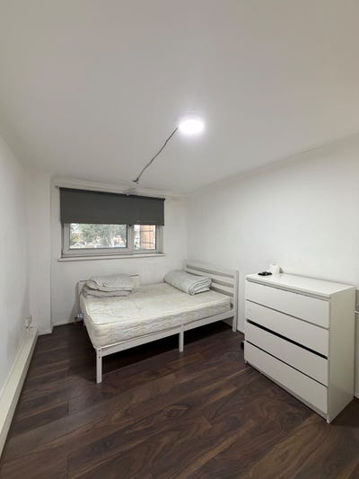 Amazing 3 Bedroom Flat in Canning Town E16 Main Photo