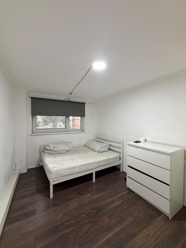 Amazing 3 Bedroom Flat in Canning Town E16 Main Photo