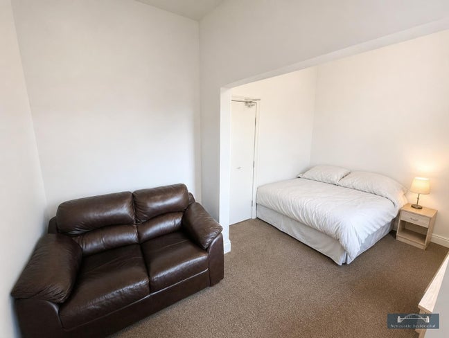 Well Presented Refurbuished Double Room Main Photo