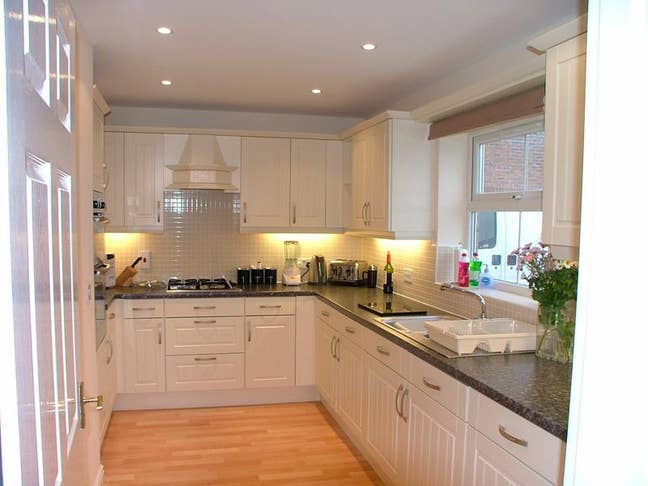 Superb Double & En Suite Rooms Available Kingswood Main Photo