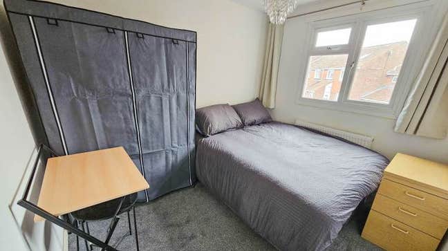 Room Available in Crawley –  RH11 0RA Main Photo