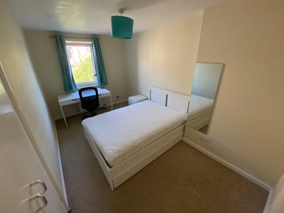 Spacious room in 2 bed flat on New Arthur Place Main Photo