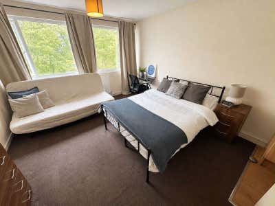 New! Double En-Suite Room - MK6 Main Photo
