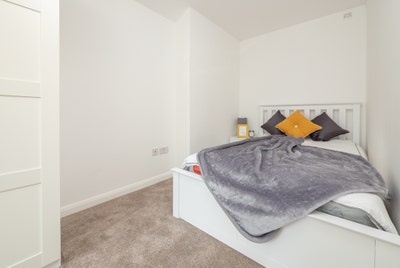 Double Room - Close to Camberley town centre Main Photo