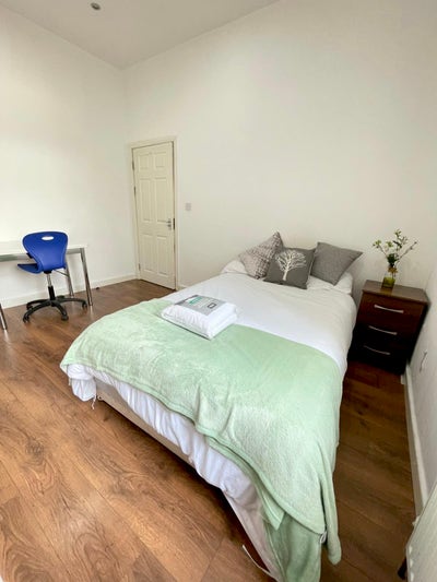 Spacious Ensuite Available.- All Bills Inc Main Photo
