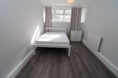 🏡✨ Two Rooms Available in Acton Town✨🏡 Main Photo