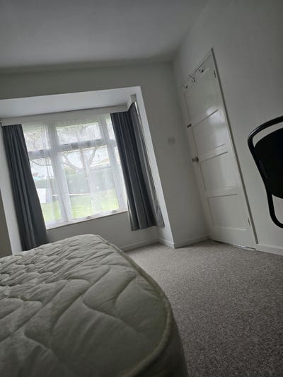 Spacious double room available for rent Main Photo