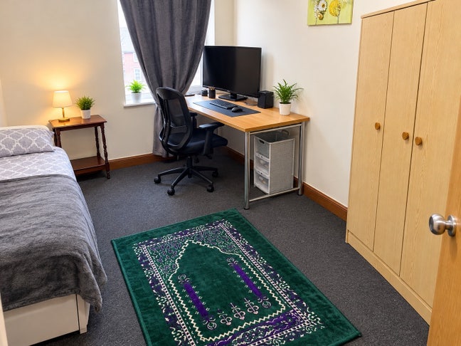 Spare room for singles or couples for 3-4 months Main Photo