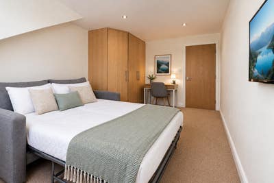 Clean modern fully-equipped double bedroom Main Photo