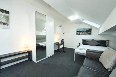 Bright Modern Room with Priv Kitchen Main Photo